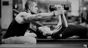 Entrenador ayudando alumna