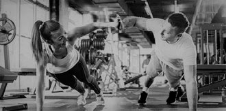 Mujer y Hombre haciando plancha