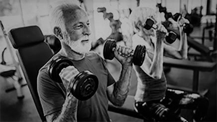 Mujer y Hombre mayores levantando pesas