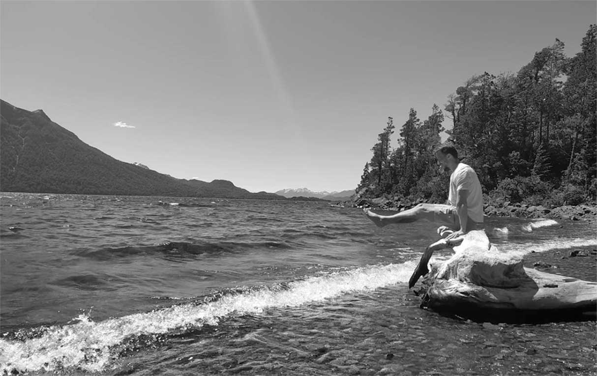Entrenador sobre una piedra en Bariloche