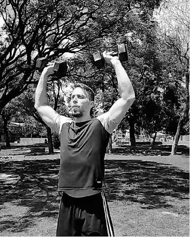 Entrenador levantando pesas